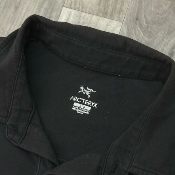Arcteryx Men's Captive Short Sleeve Polo in black - Picture 3 of 6